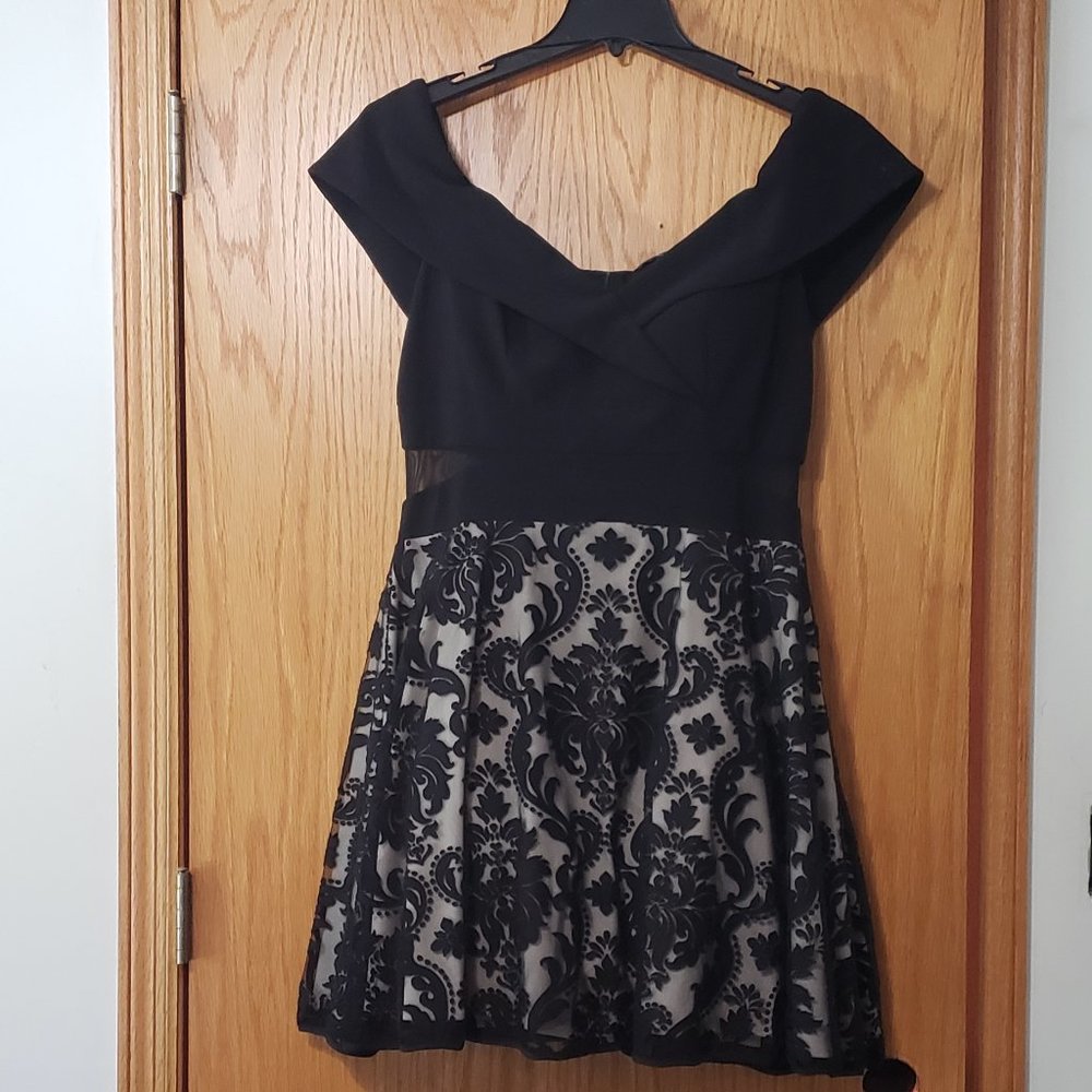 FORMAL LACE DRESS (LARGE)